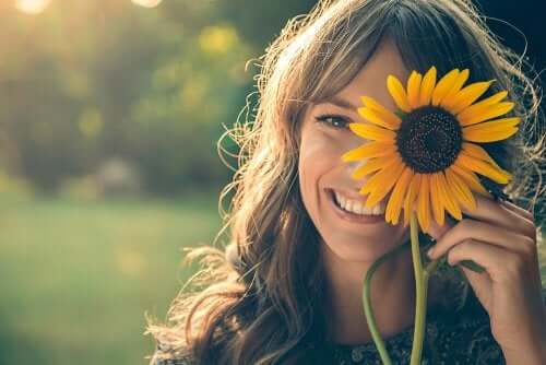 "L'abondance ne consiste pas à accumuler des objets matériels, mais des expérien... 43 fille fleur visage