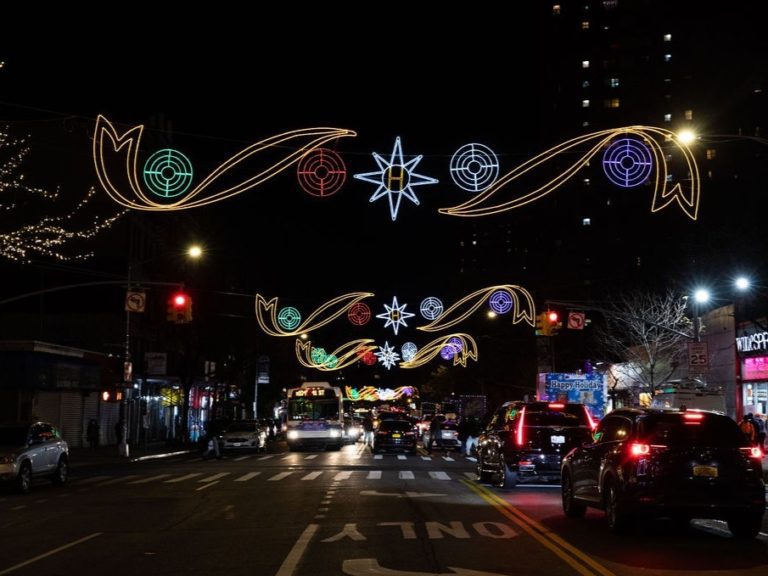 Bundle up and enjoy the holiday lights all over uptown and the city this week! ...